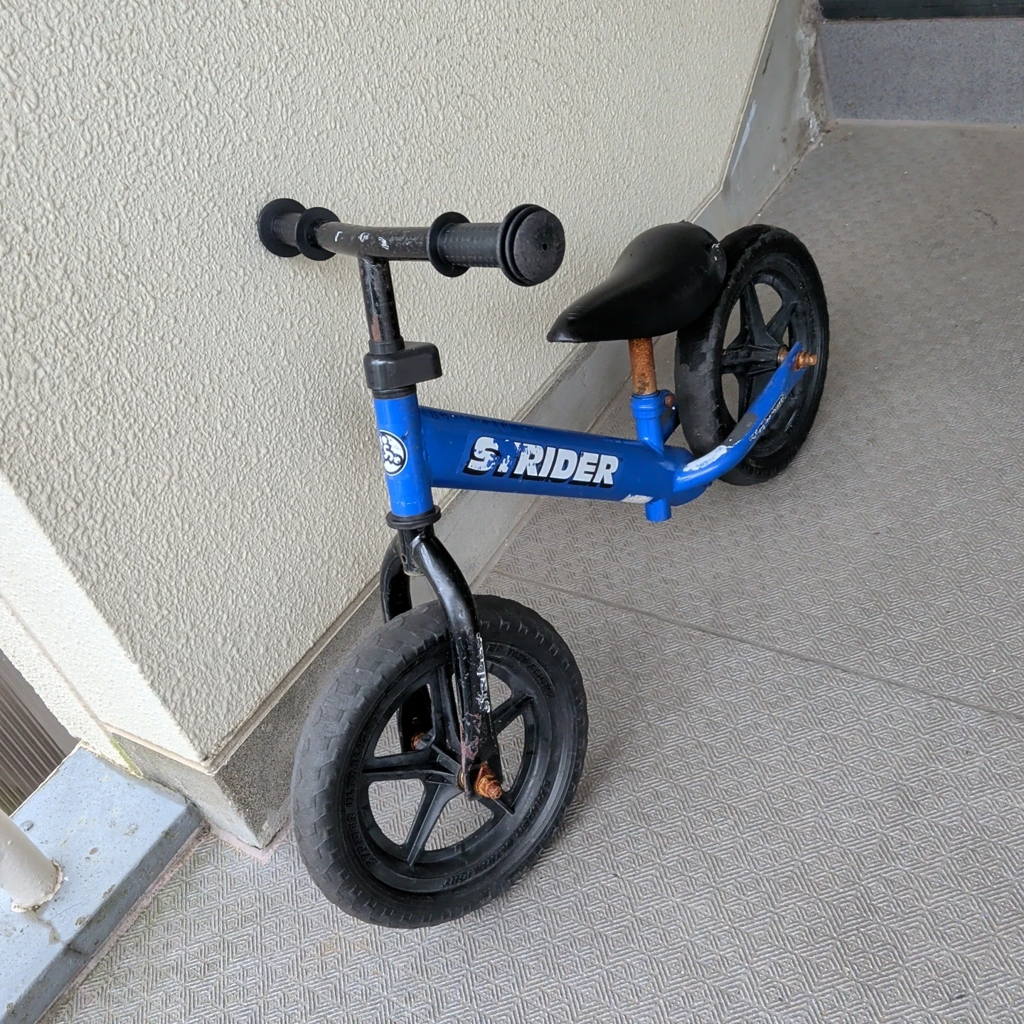 ストライダー 12インチ 青 バランスバイクの写真4枚目