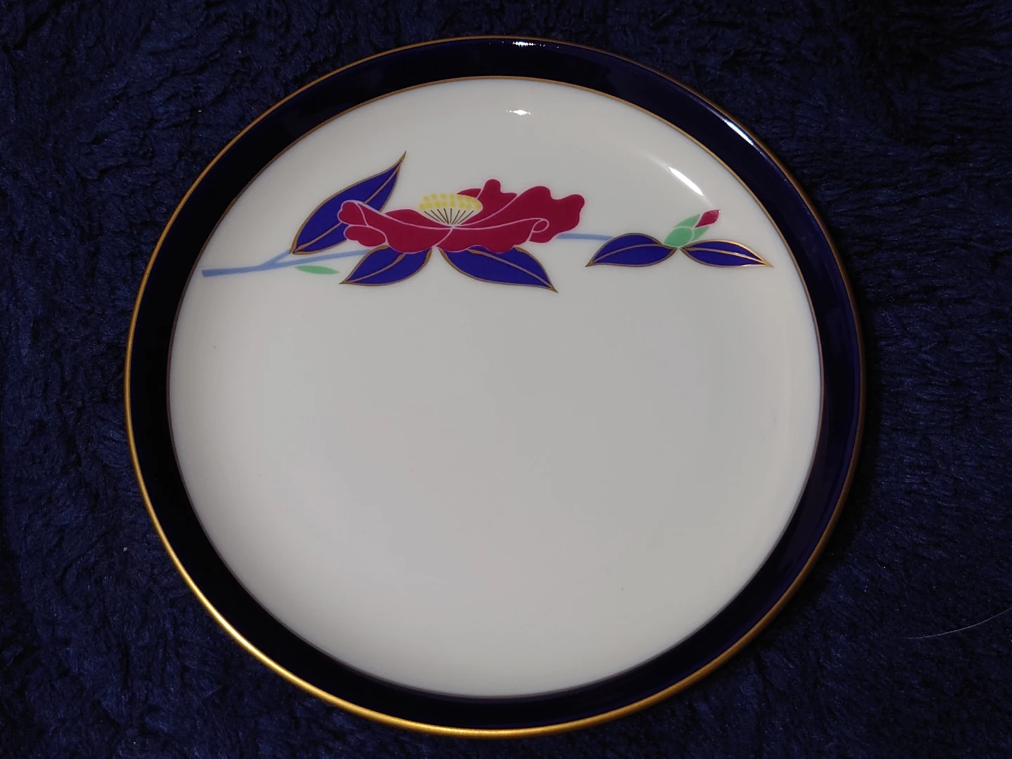 香蘭社 皿 花柄 紺色 縁取り