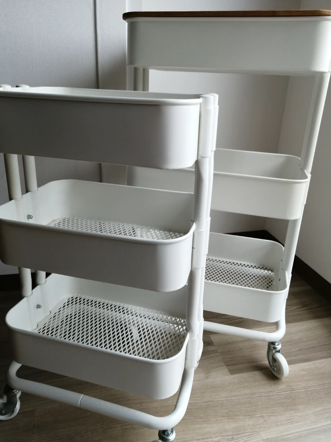 IKEA イケア ワゴン ロースコグ 白2個セット 竹製天板付きの写真2枚目