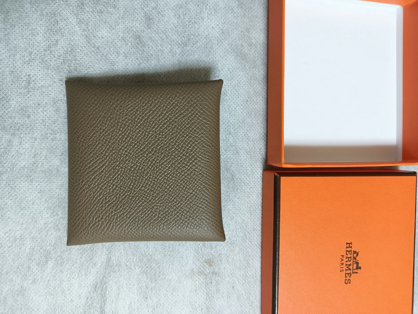 新品同様未使用。HERMES エルメス バスティア ヴォーエプソン エトゥープ コインケースの写真3枚目