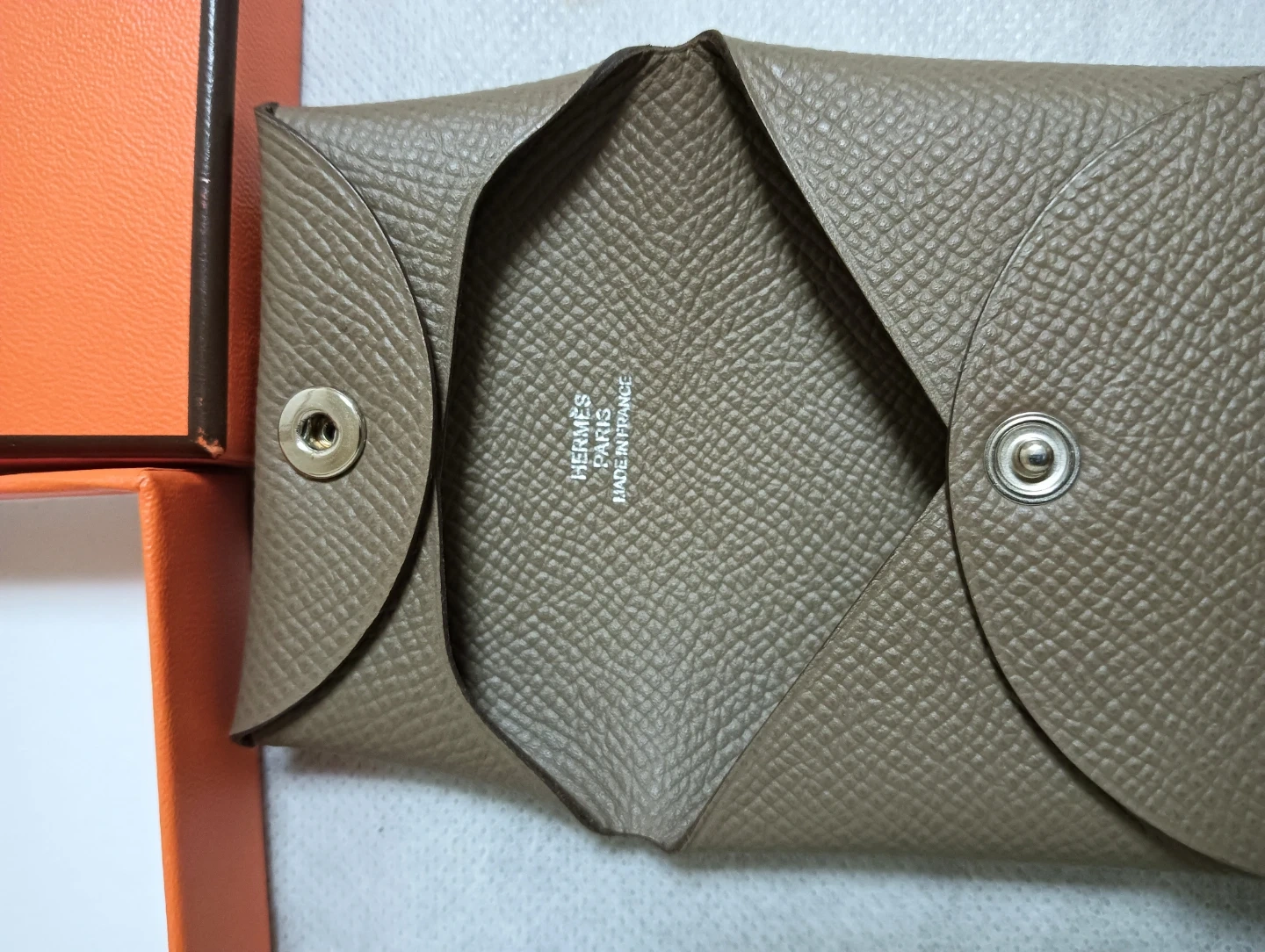 新品同様未使用。HERMES エルメス バスティア ヴォーエプソン エトゥープ コインケースの写真4枚目