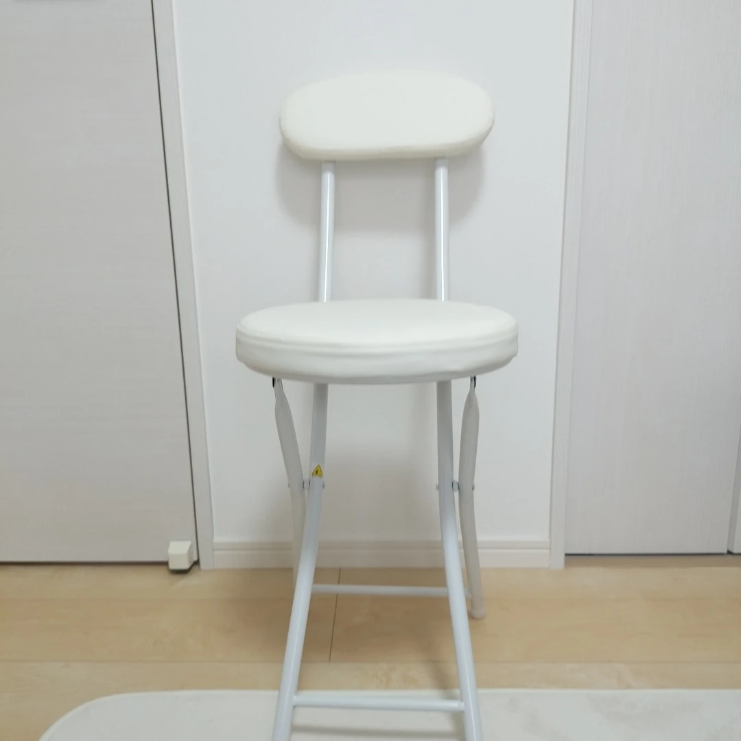 真っ白な折りたたみチェア　2台買うと更にお得。