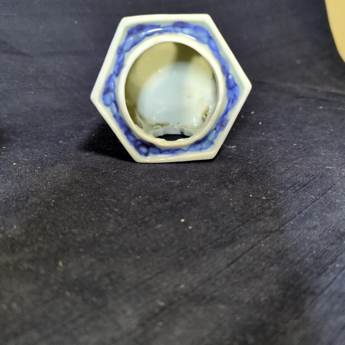 染付 透かし彫り 陶器製 六角形 小物入れの写真4枚目