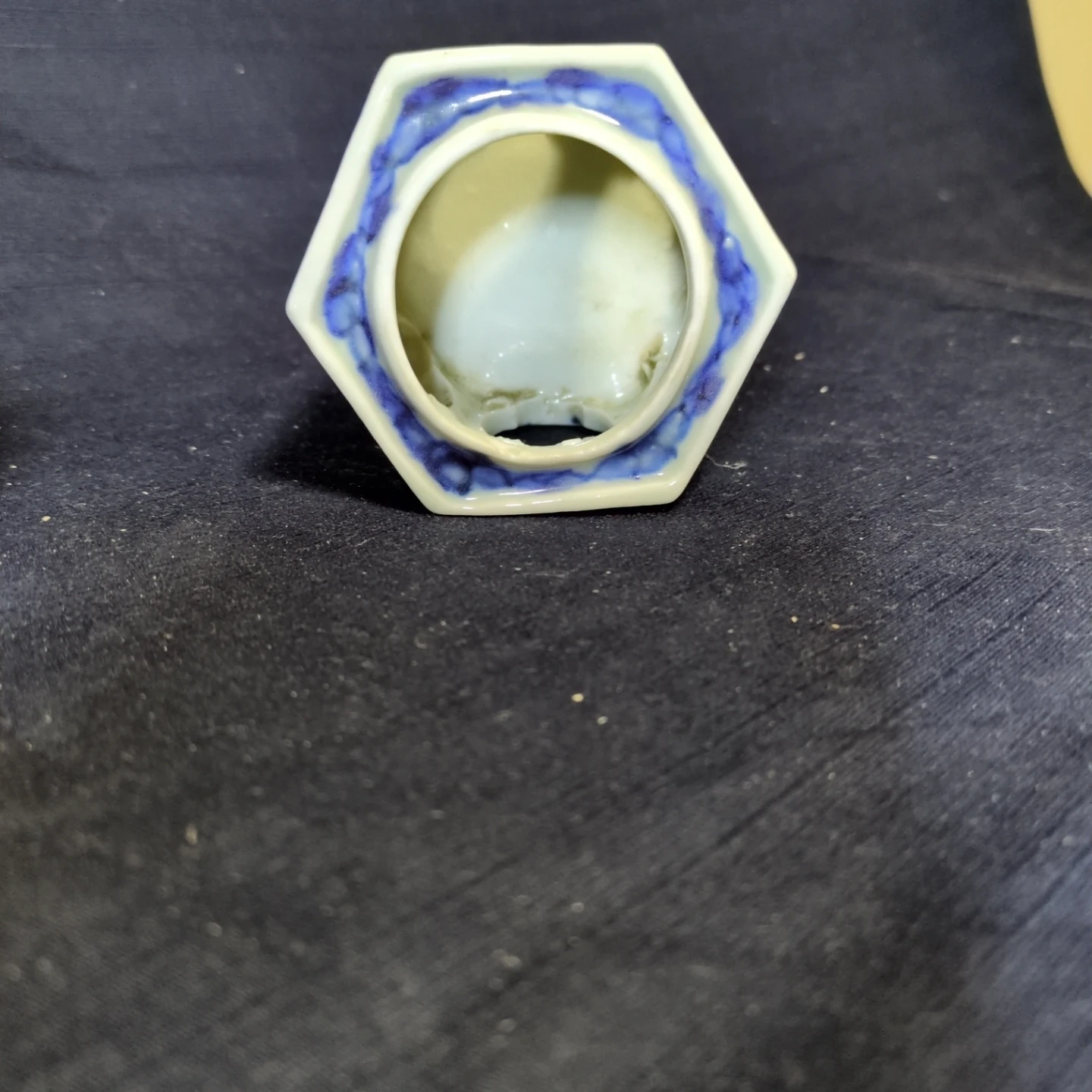 染付 透かし彫り 陶器製 六角形 小物入れの写真4枚目