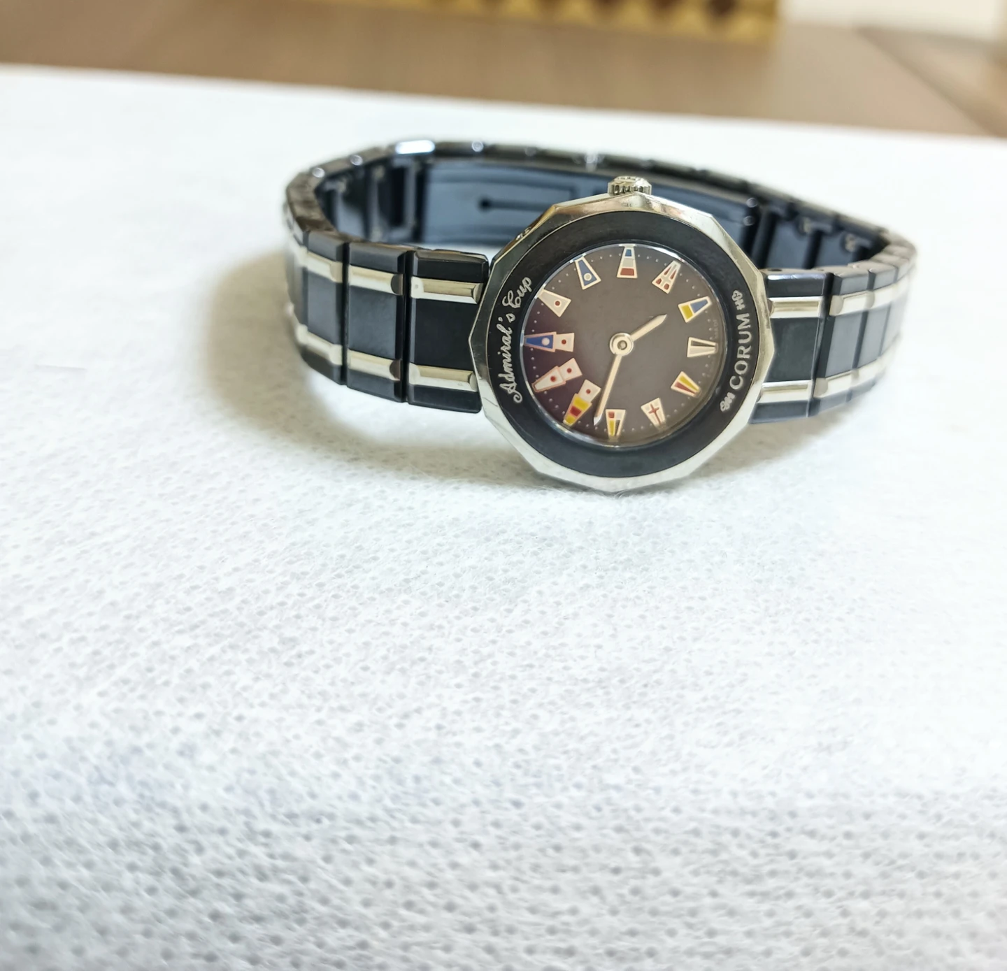美品。CORUM コルム アドミラルズカップ ガンブルー 腕時計の写真6枚目