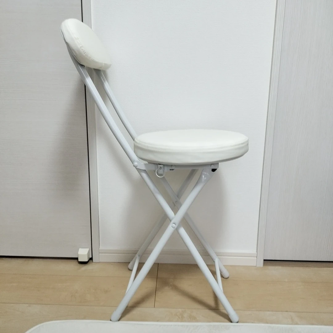 真っ白な折りたたみチェア 2台買うと更にお得。の写真3枚目
