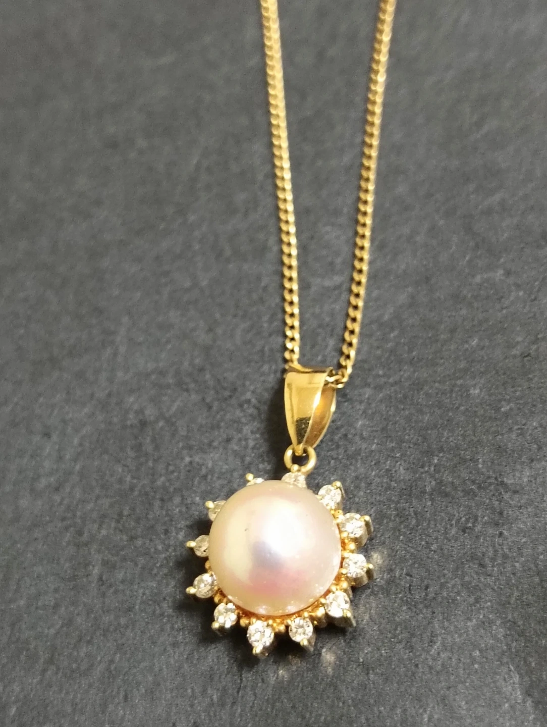 美品。TASAKI 大粒約8mm アコヤ真珠&ダイヤ K18金YGペンダントトップ&チェーン ネックレスの写真3枚目