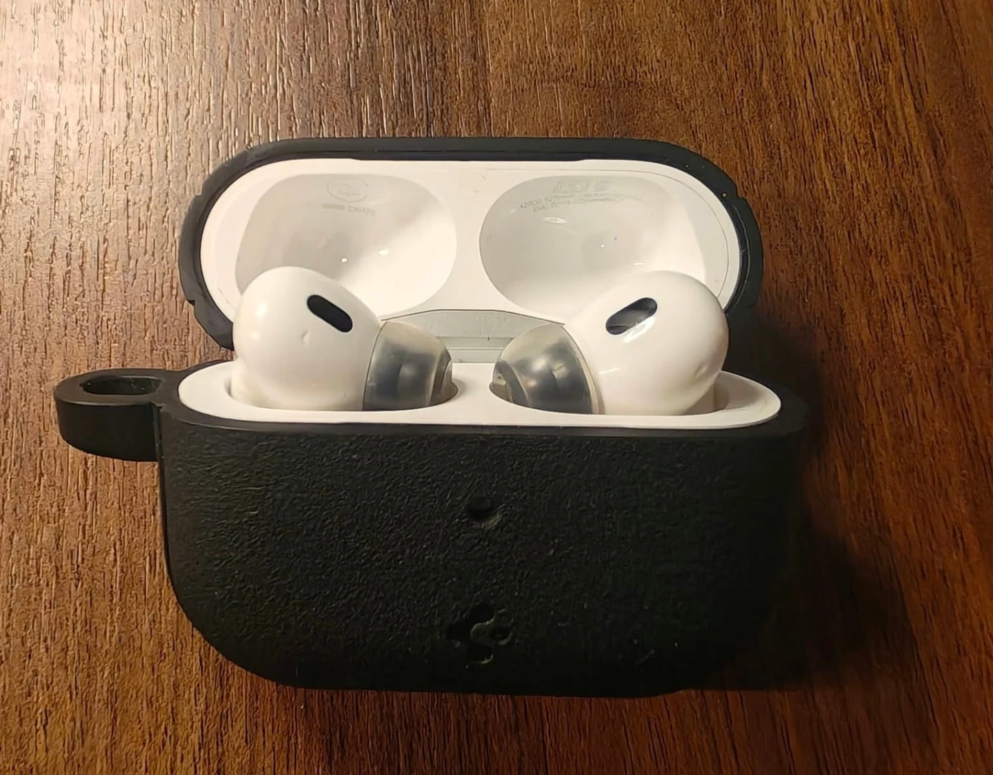 Apple AirPods Pro 第2世代 Lightning Spigenケース付き