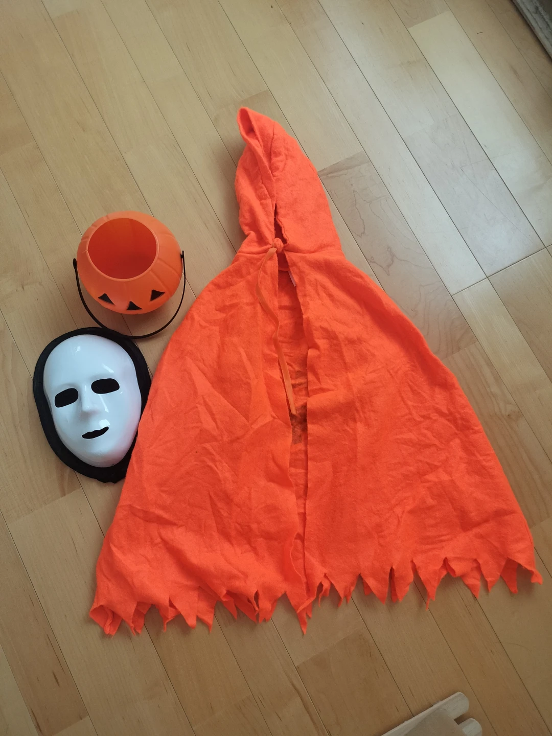 ハロウィン仮装セット マント 仮面 バケツの写真2枚目