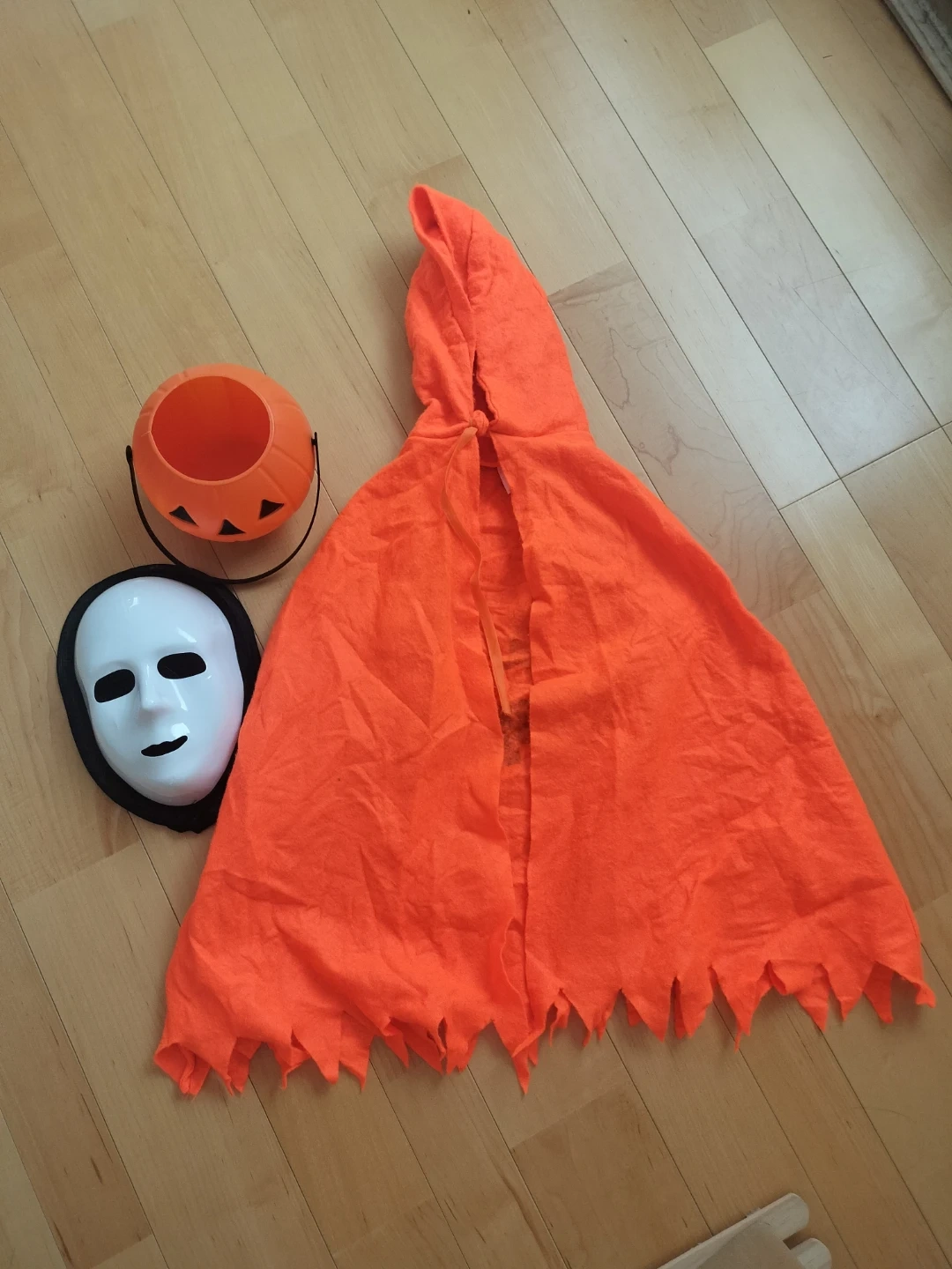 ハロウィン仮装セット マント 仮面 バケツの写真2枚目
