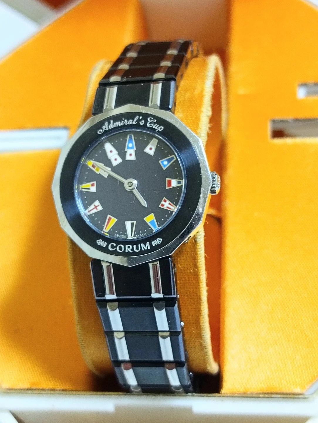 美品。CORUM コルム アドミラルズカップ ガンブルー 腕時計の写真2枚目