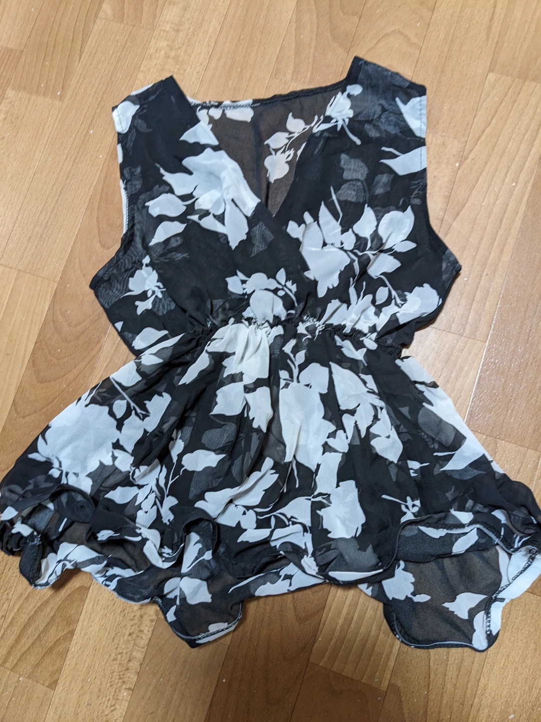 美品‎‎𖤐 ̖́-‬花柄シフォン ノースリーブ黒