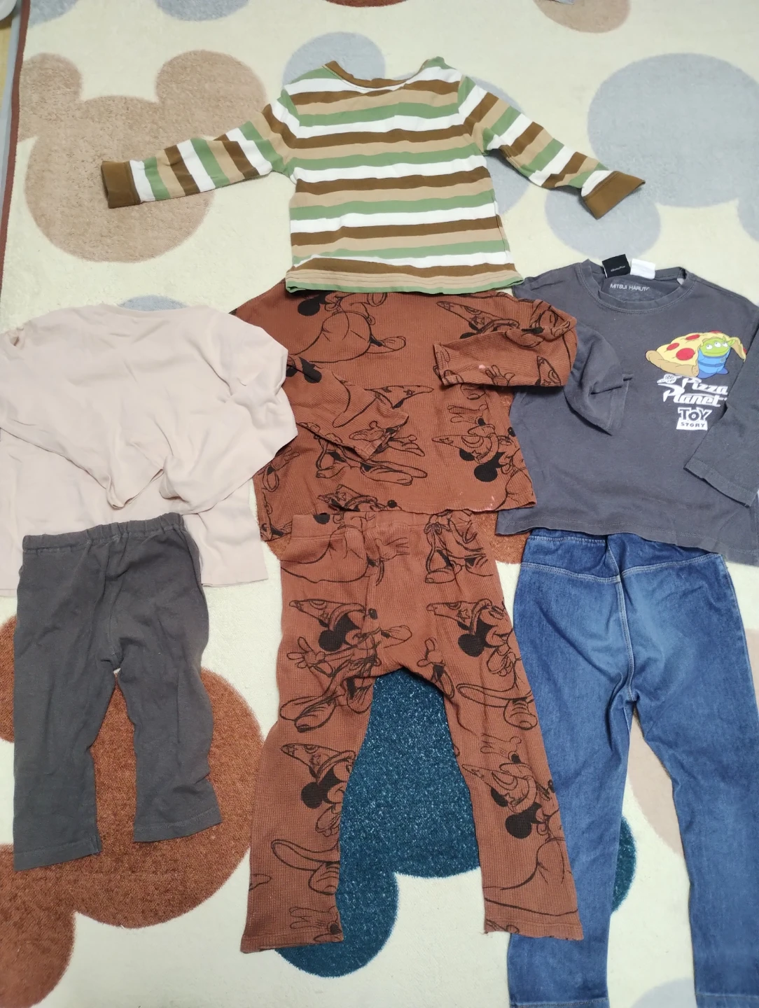 キッズ秋冬服 ディズニートップス パンツ まとめ売り 90-100cmの写真4枚目