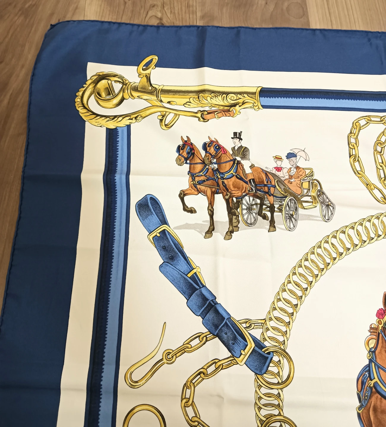 美品。HERMES エルメス カレ90 EQUIPAGES 大判スカーフの写真5枚目