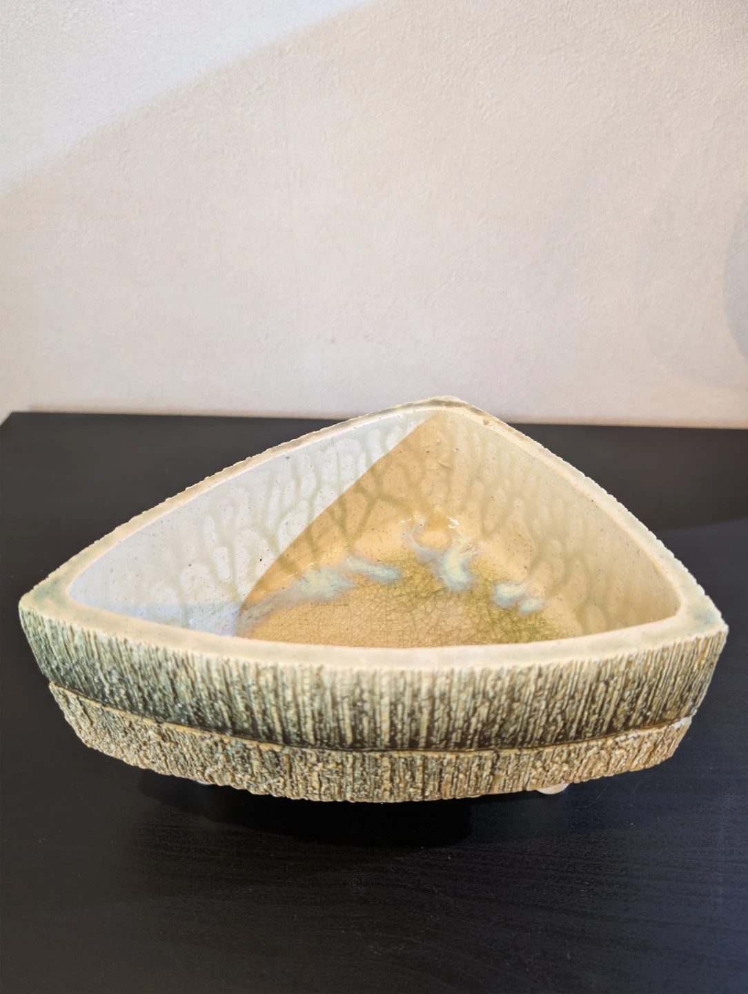 【味わい深い陶器】三角形の三つ足花器 フラワーベース（21×16.5×高12cm）