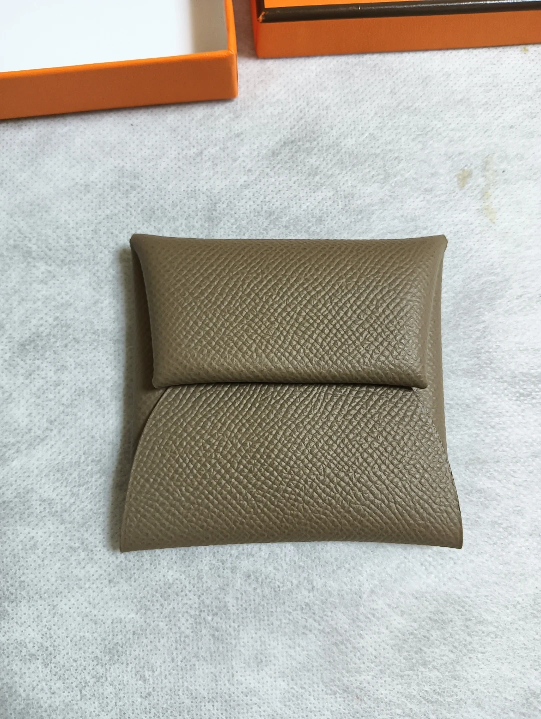 新品同様未使用。HERMES エルメス バスティア ヴォーエプソン エトゥープ コインケースの写真2枚目