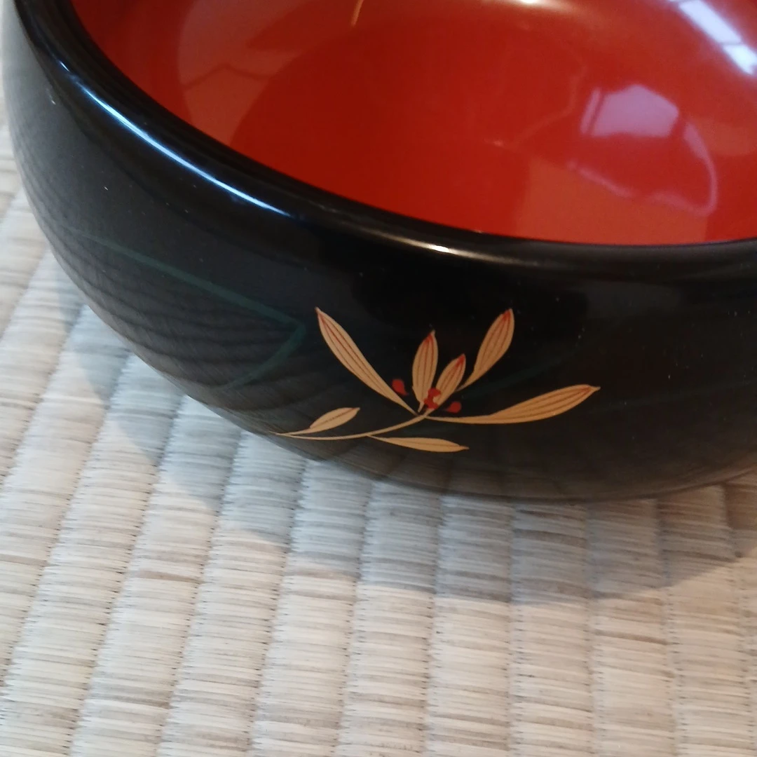 漆器 菓子鉢 黒地 金彩絵柄の写真3枚目