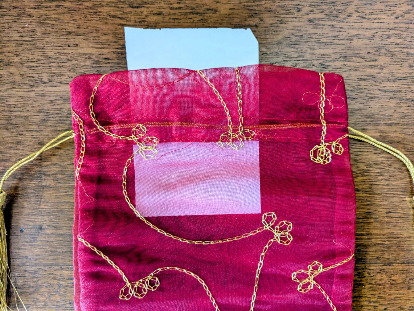 巾着袋 エンジ色 刺繍 ビーズ装飾の写真3枚目