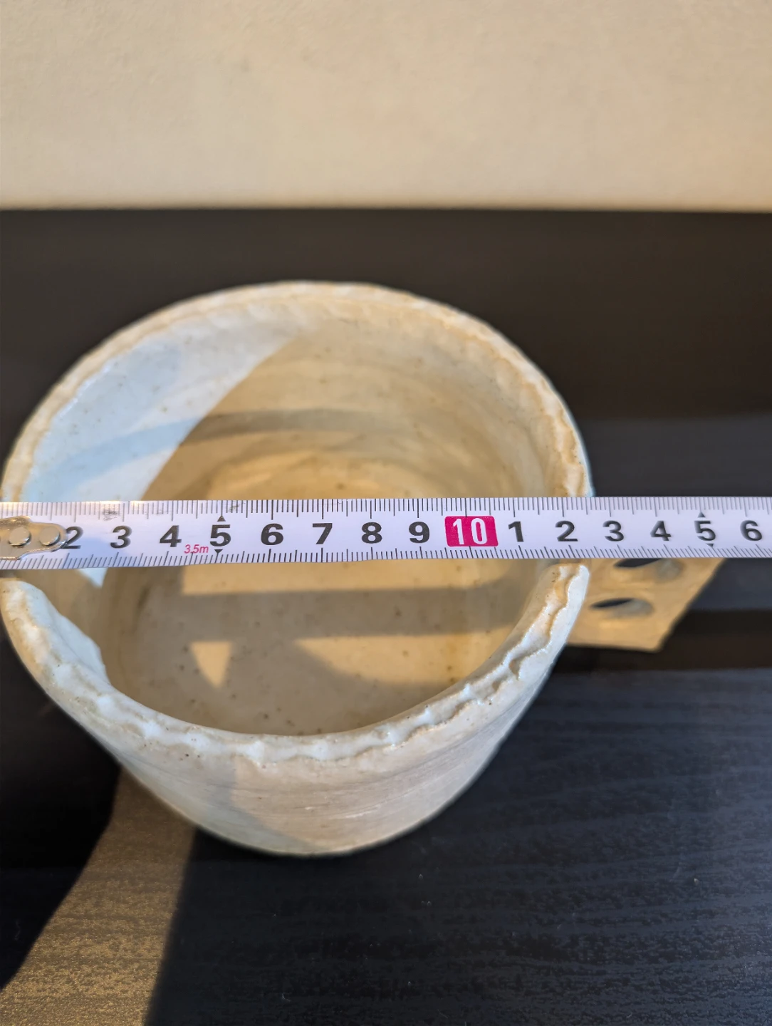 【手びねり】白釉 陶器の花器 / 生け花用 ミニフラワーベース（水漏れなし・取っ手欠けあり）の写真7枚目