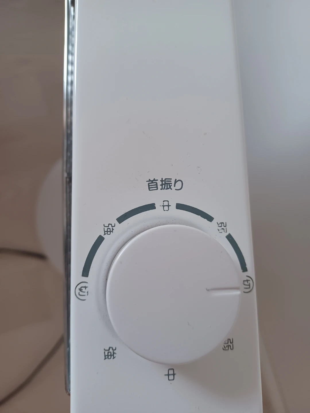 ヤマゼン 電気ストーブ DS-M091 ホワイトの写真3枚目