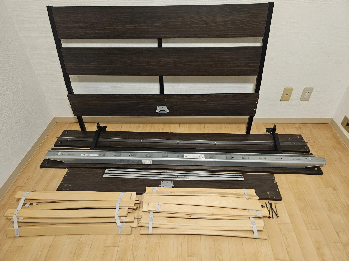 【引取限定】イケア IKEA Trysil ダブルベッドフレーム ダークブラウンの写真4枚目