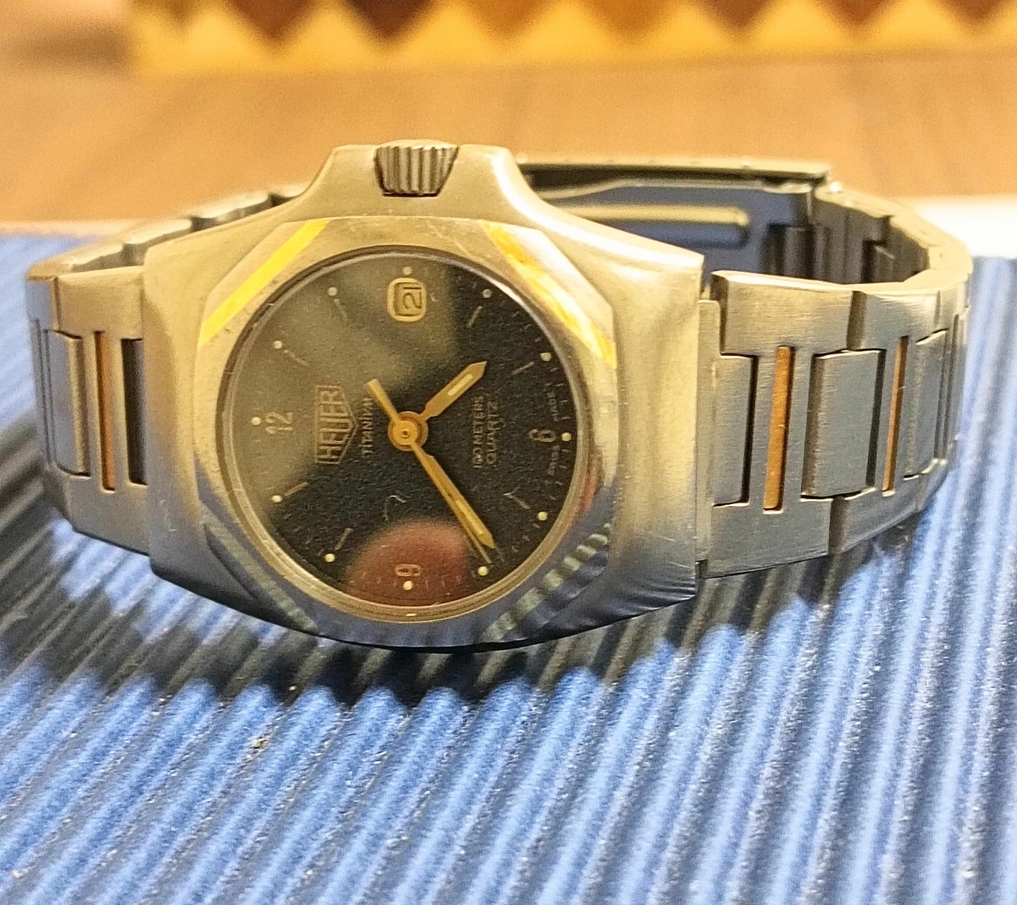 稀少美品。HEUER ホイヤー チタニウム チタン& K18金YGコンビ 腕時計の写真3枚目