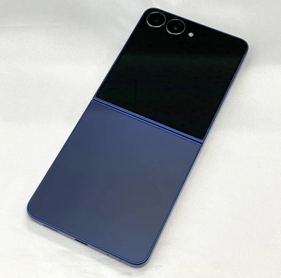 9/17 10時に　新品同様　国内版　SIMフリー　galaxy Z Flip7 ブルーシャドウ　256GBの写真3枚目