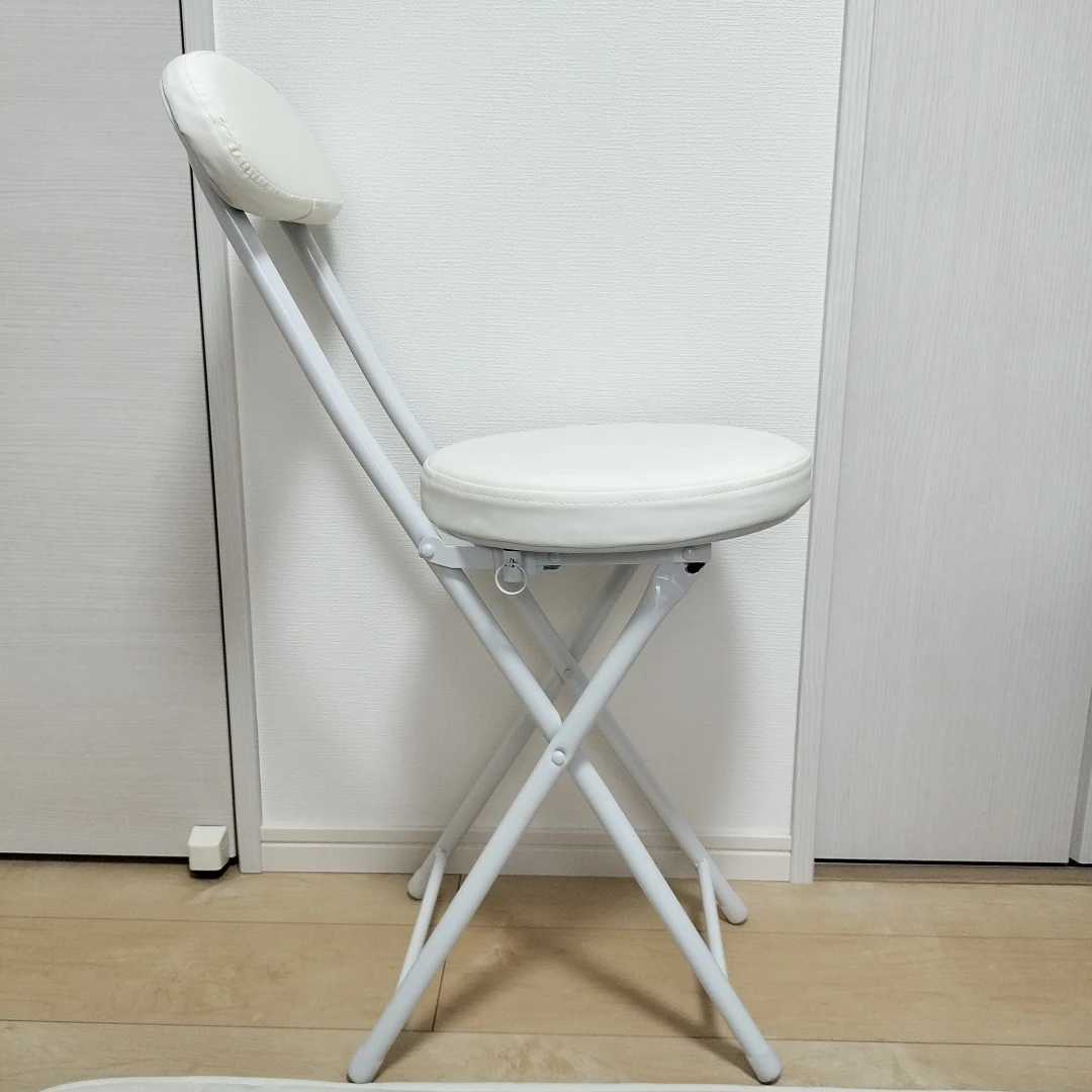 真っ白な折りたたみチェア　2台買うと更にお得。の写真2枚目
