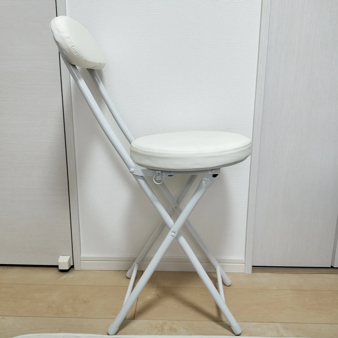 真っ白な折りたたみチェア 2台買うと更にお得。の写真2枚目