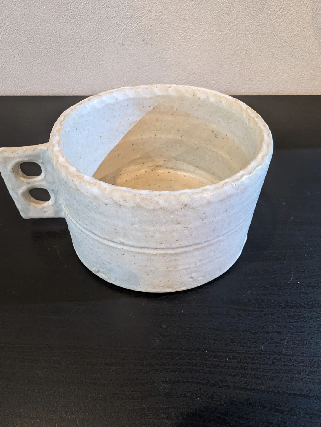 【手びねり】白釉 陶器の花器 / 生け花用 ミニフラワーベース（水漏れなし・取っ手欠けあり）の写真2枚目