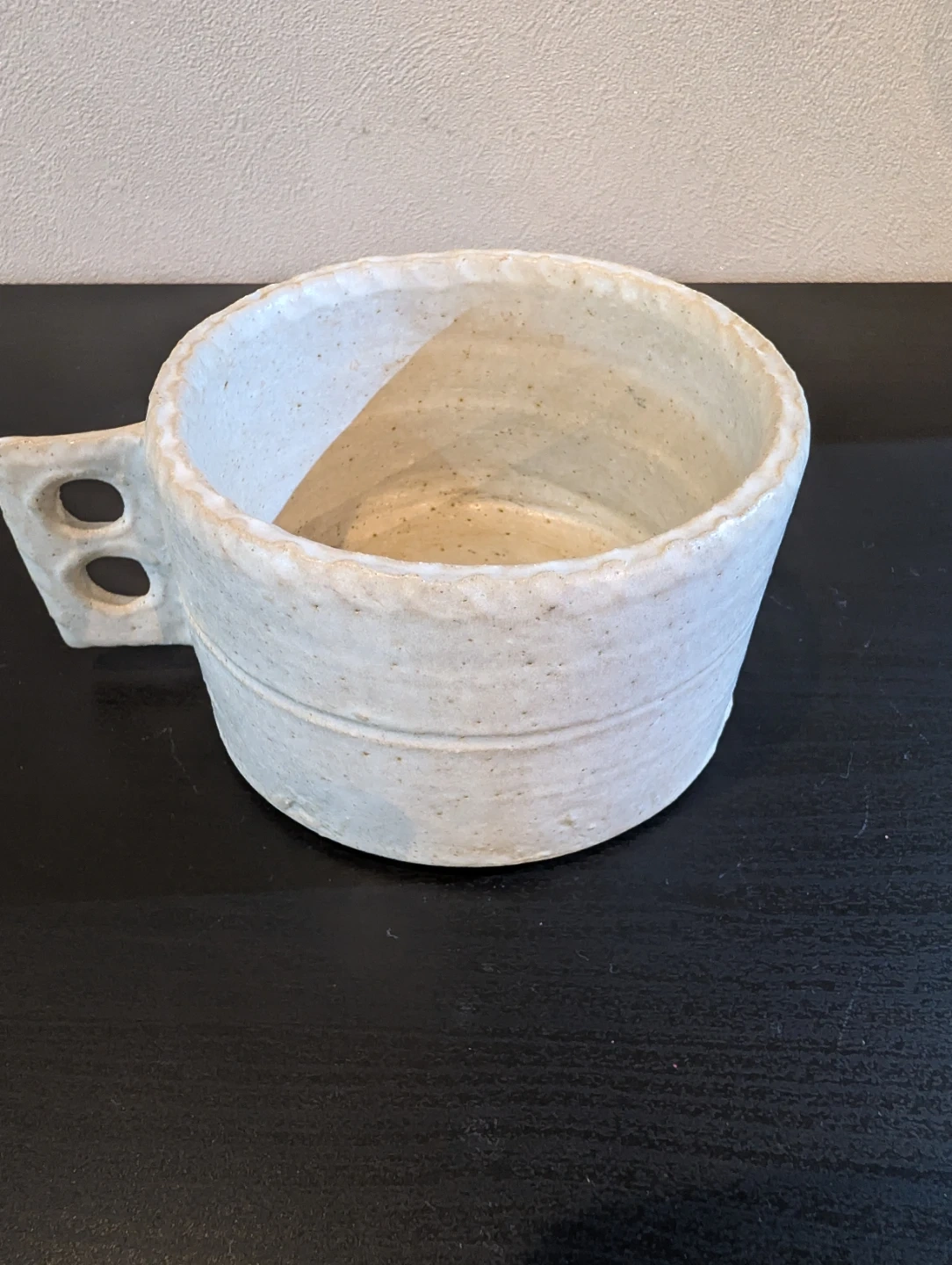 【手びねり】白釉 陶器の花器 / 生け花用 ミニフラワーベース(水漏れなし・取っ手欠けあり)の写真2枚目