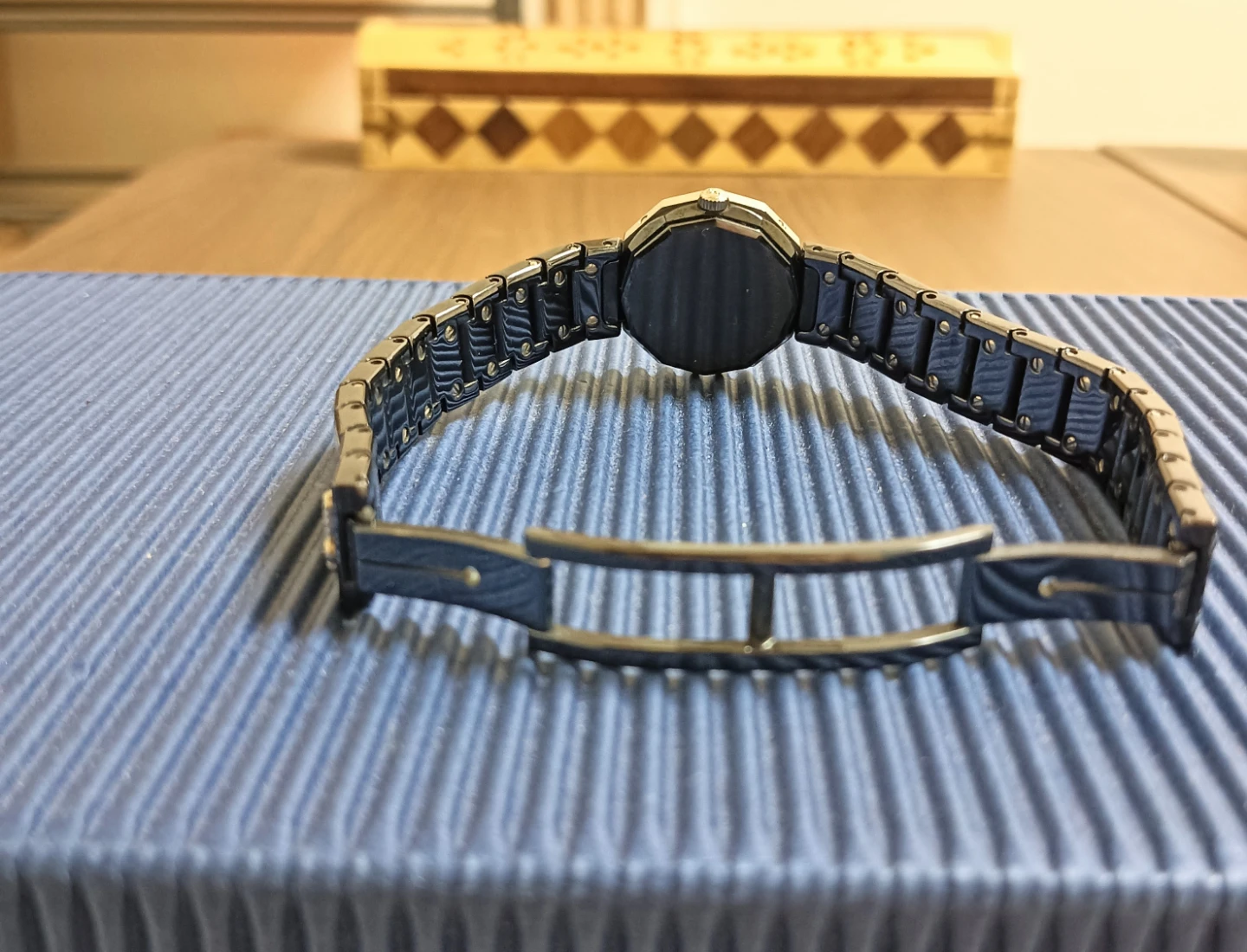 美品。CORUM コルム アドミラルズカップ ガンブルー 腕時計の写真5枚目