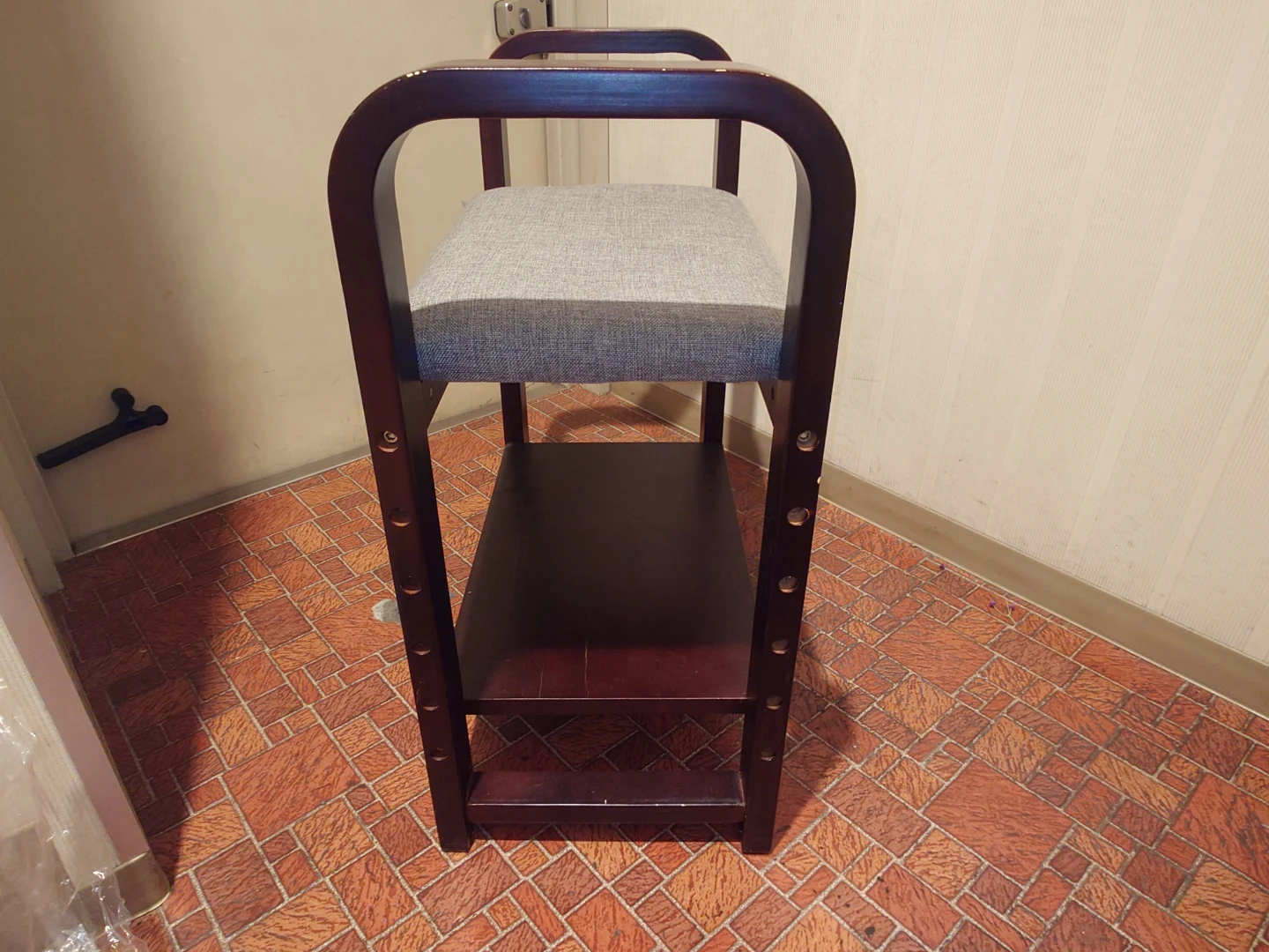 木製スツール 収納棚付き 椅子の写真2枚目