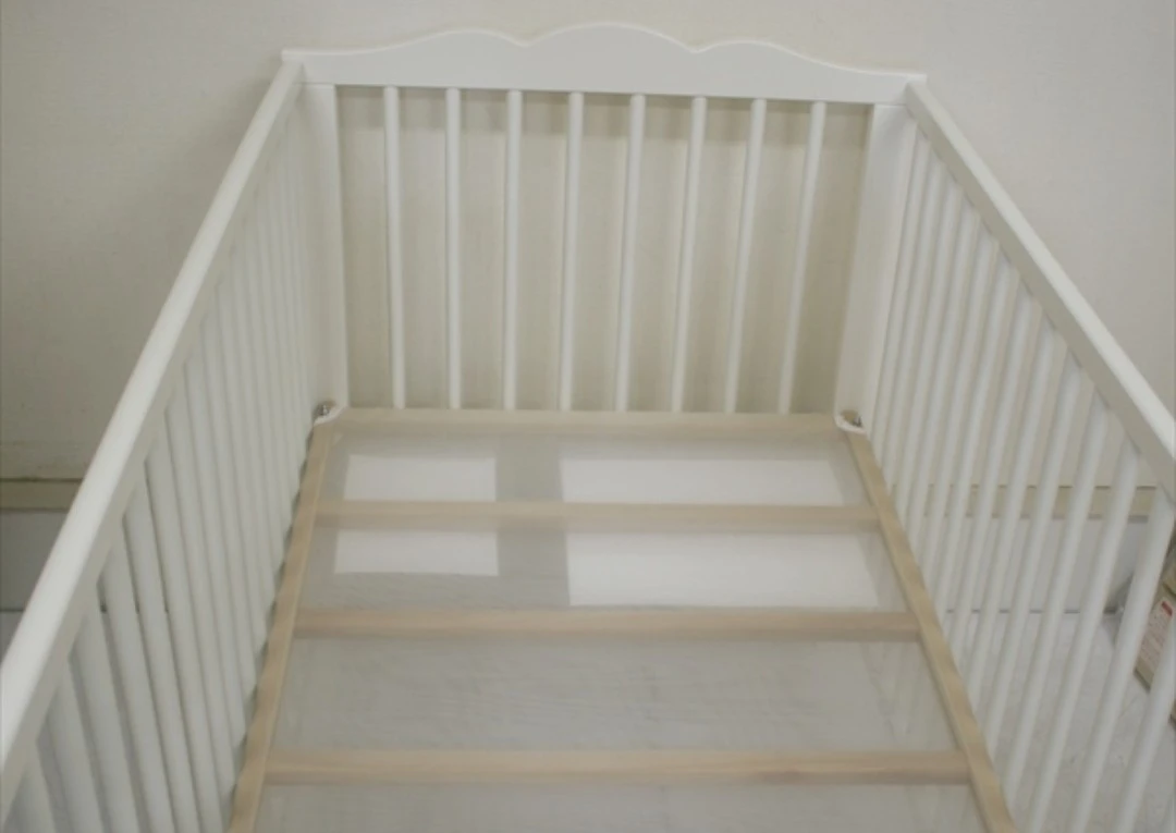 IKEA　ベビーベッド　ホワイト　木製の写真2枚目