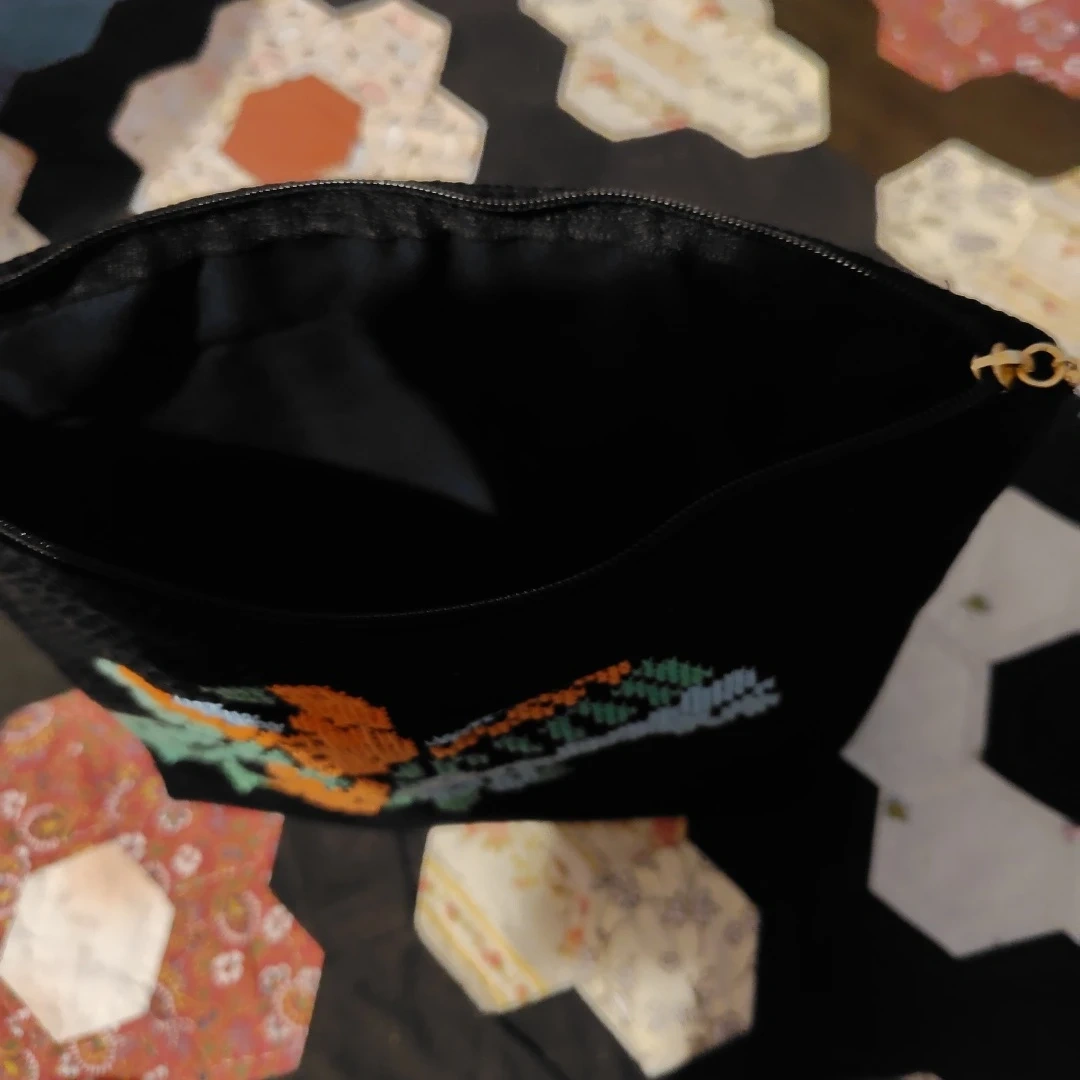 刺繍入り ブラック ポーチの写真3枚目