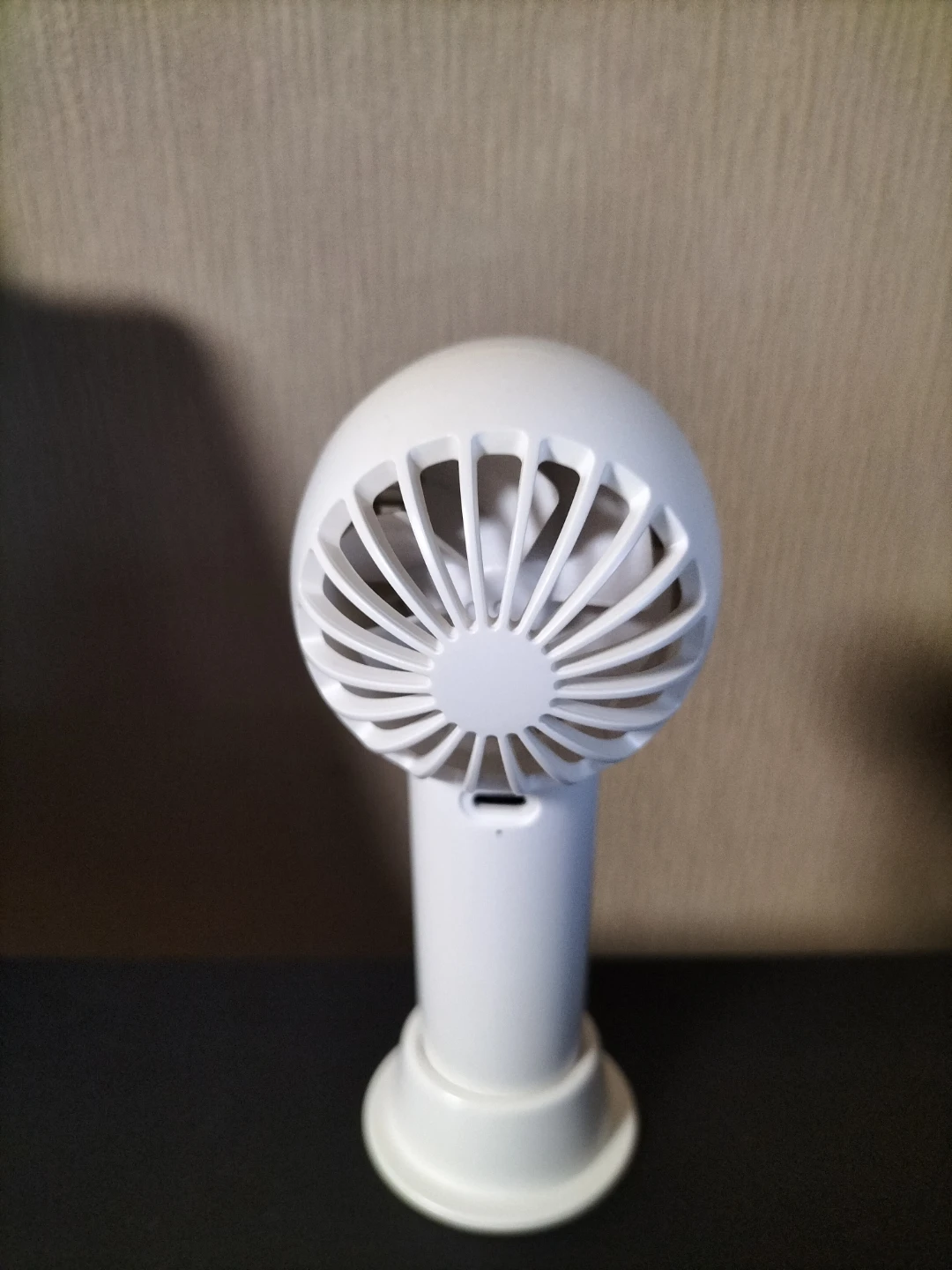 ハンディファン 充電式 ホワイト スタンド付の写真2枚目