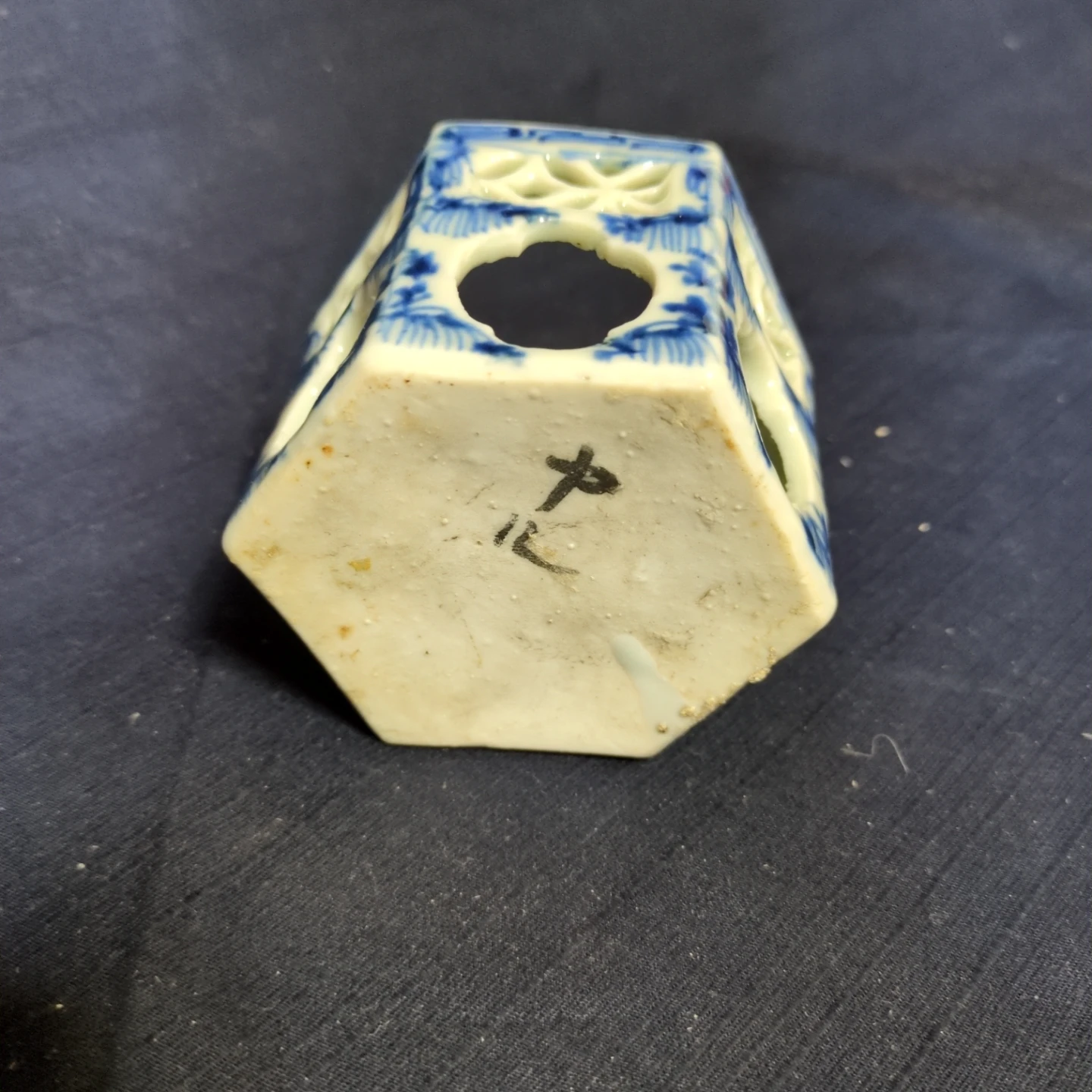 染付 透かし彫り 陶器製 六角形 小物入れの写真2枚目