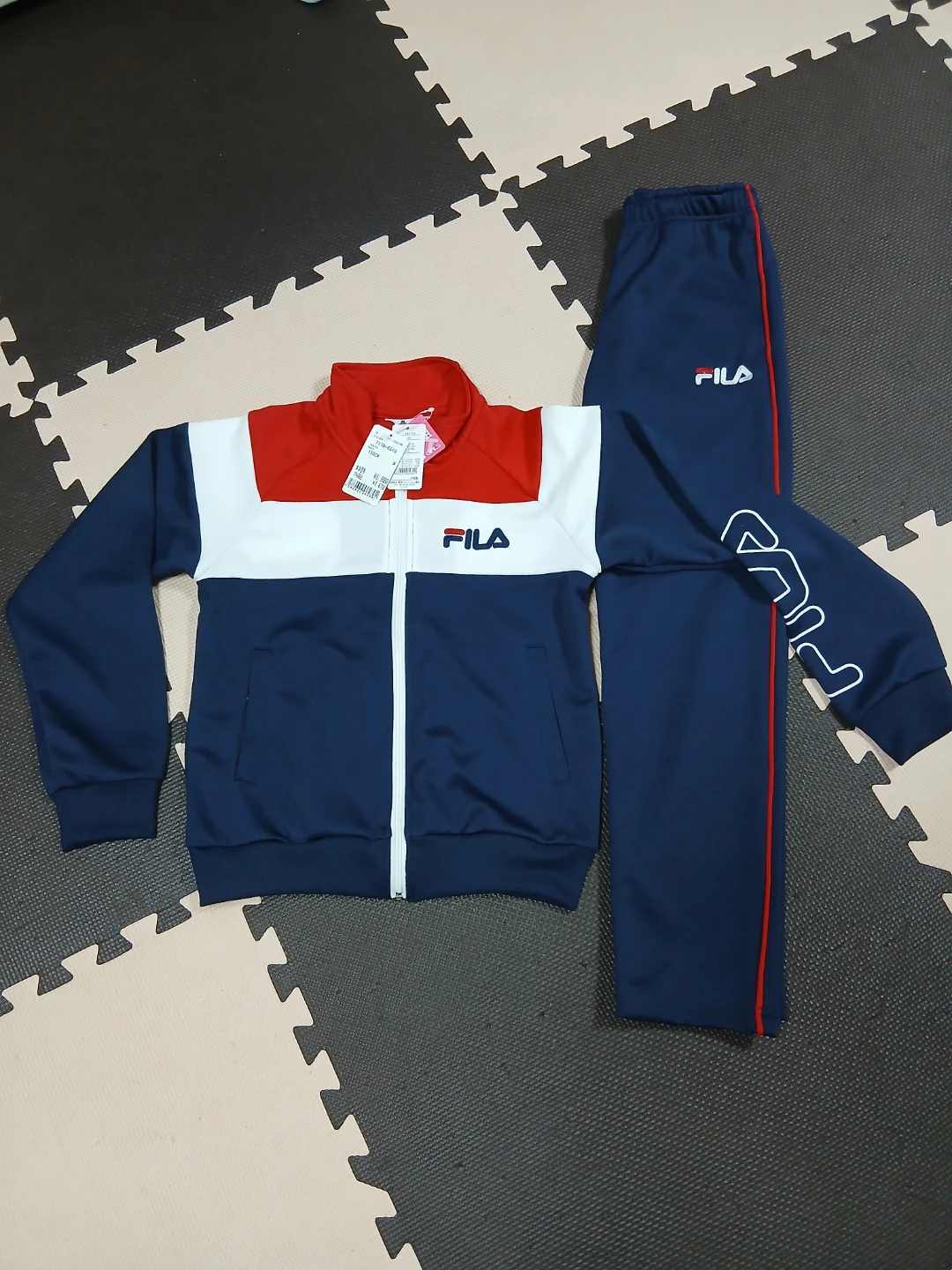 新品未使用フィラ ガールズ ジャージ上下セット 150cm