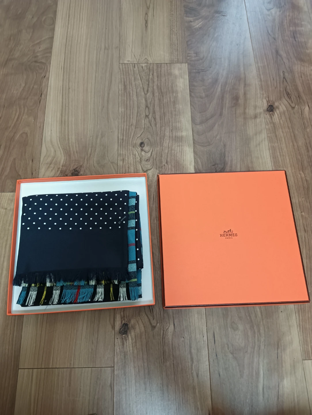 未使用品。HERMES エルメス リバーシブル ストール マフラー ドット柄&タータンチェックの写真4枚目