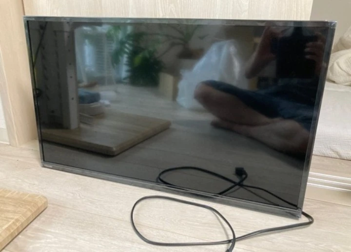 TOSHIBA　32型TV　24年製