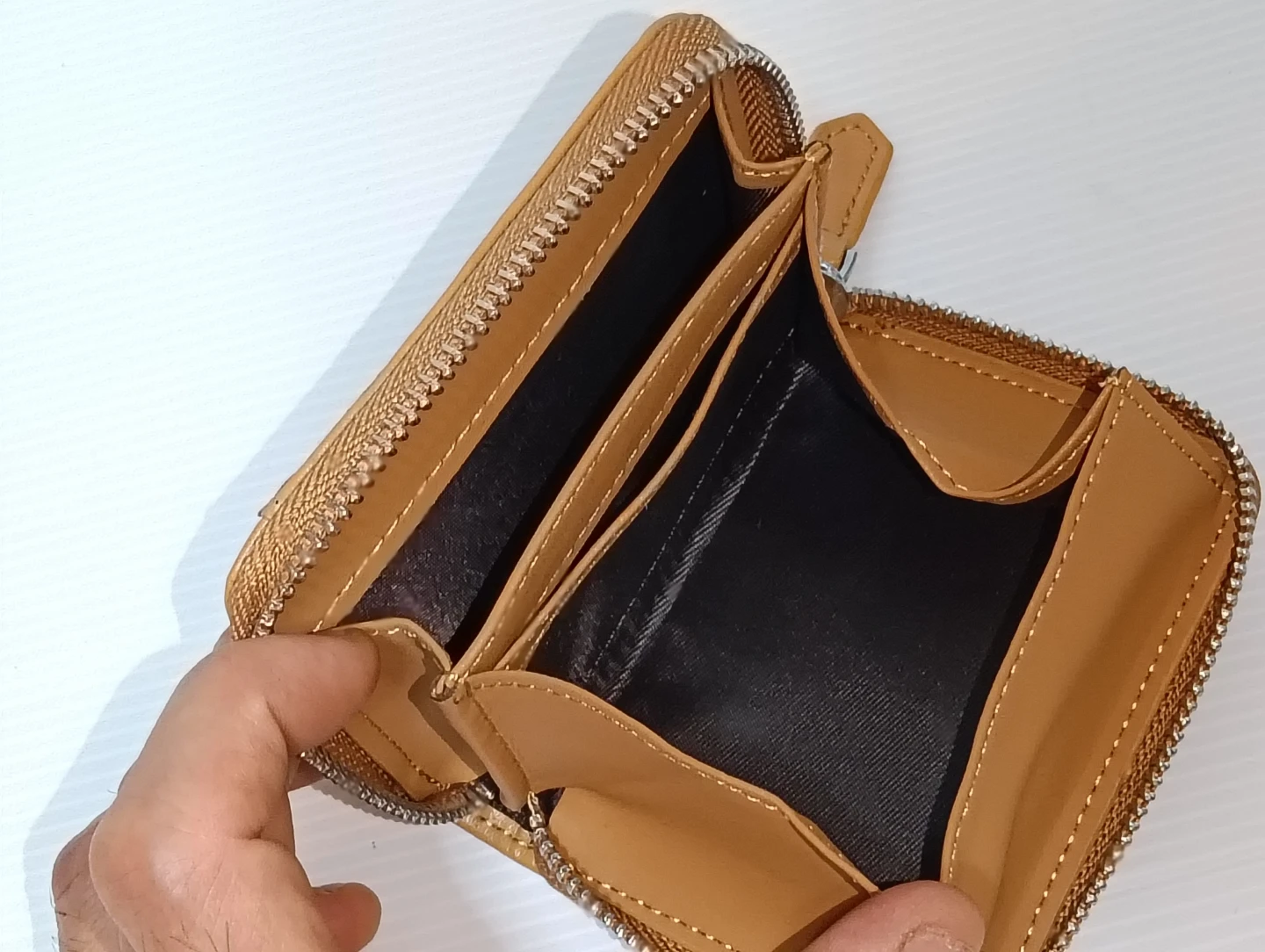 ★激安！未使用 ラウンドファスナー 小さ目財布 小銭入れ コンパクト財布 キャメル ★1,700円程のお品の写真2枚目