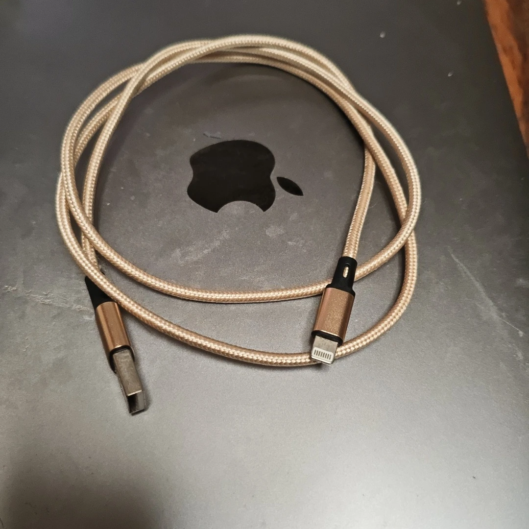 USB-A to Lightning 充電ケーブル ゴールド