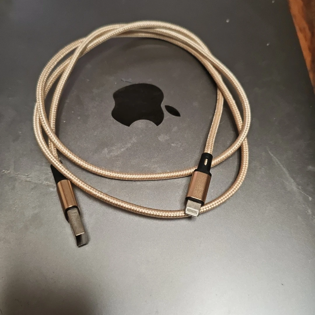 USB-A to Lightning 充電ケーブル ゴールド