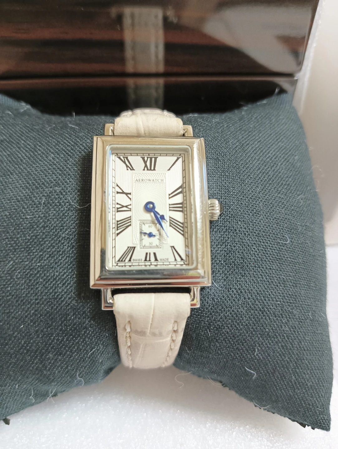 AEROWATCH アエロウォッチ ローマン文字 レクタンギュラー 腕時計の写真9枚目