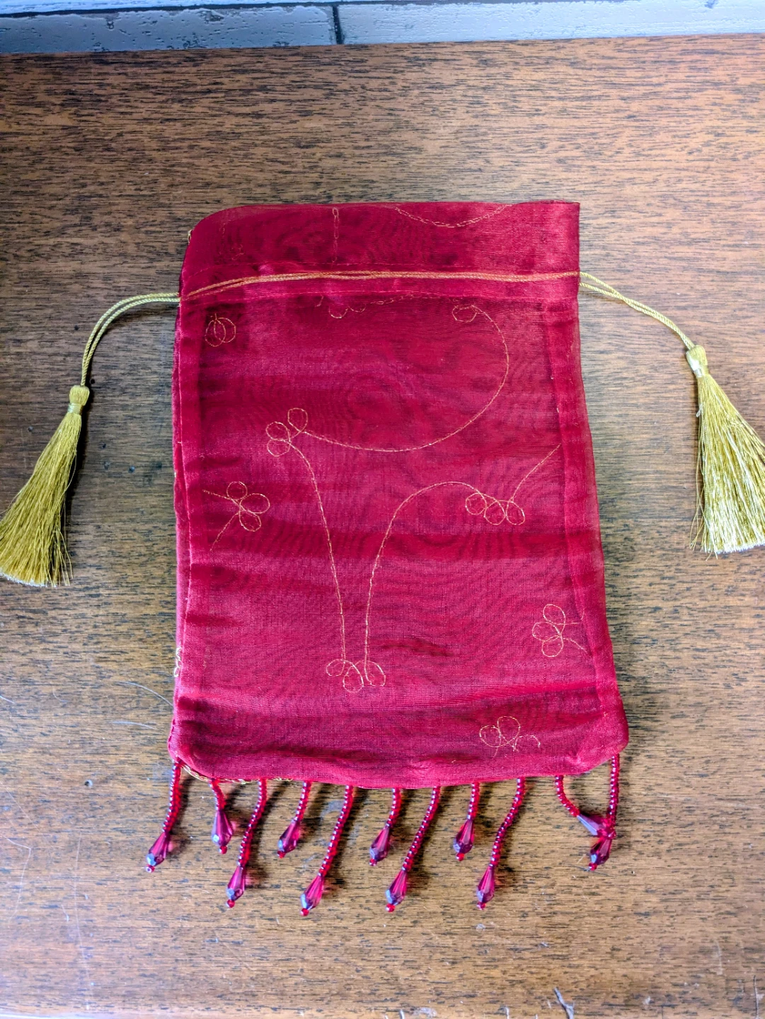 巾着袋 エンジ色 刺繍 ビーズ装飾の写真2枚目