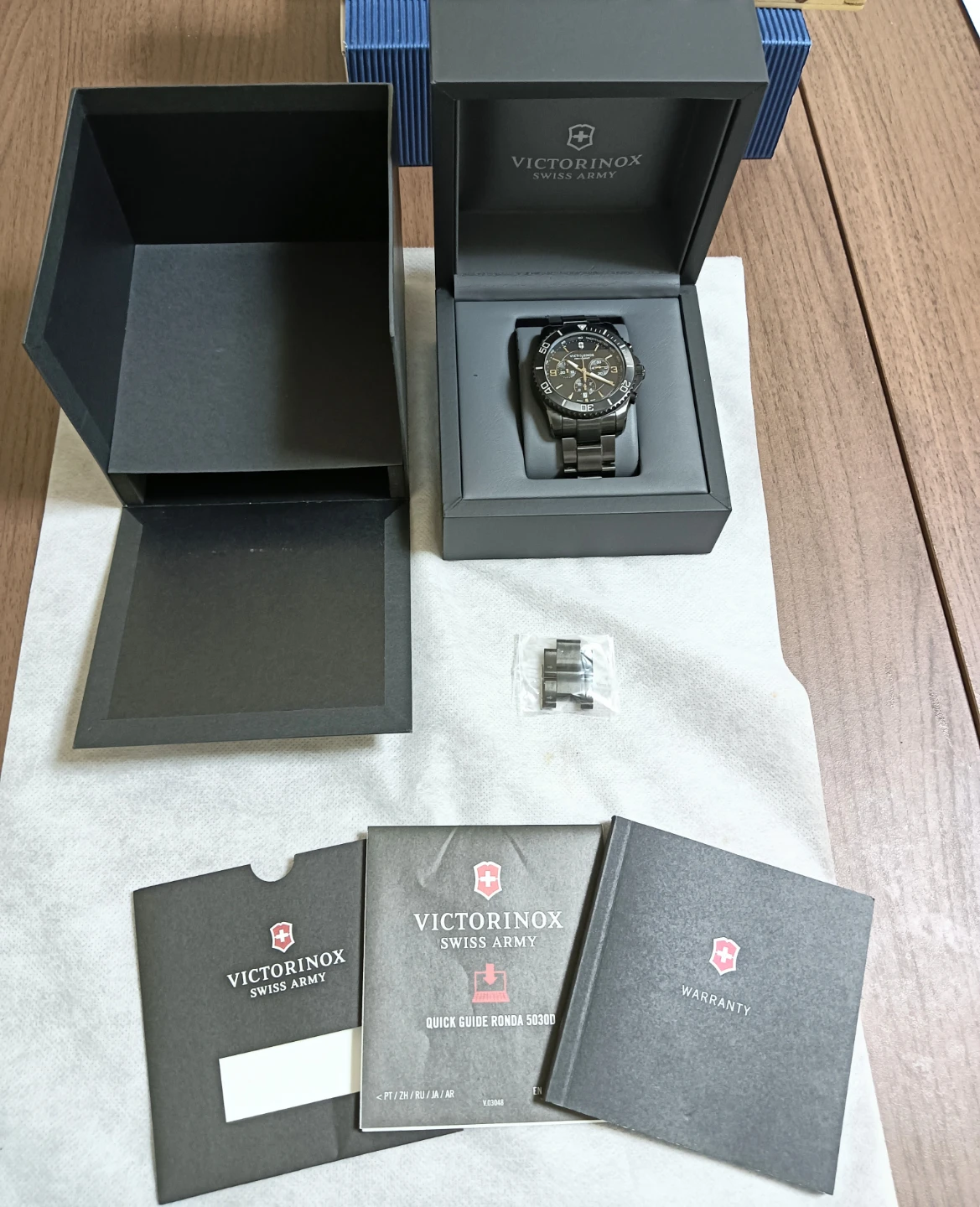 未使用近い美品。VICTORINOX マーベリック ブラックエディション クロノグラフ 腕時計の写真2枚目