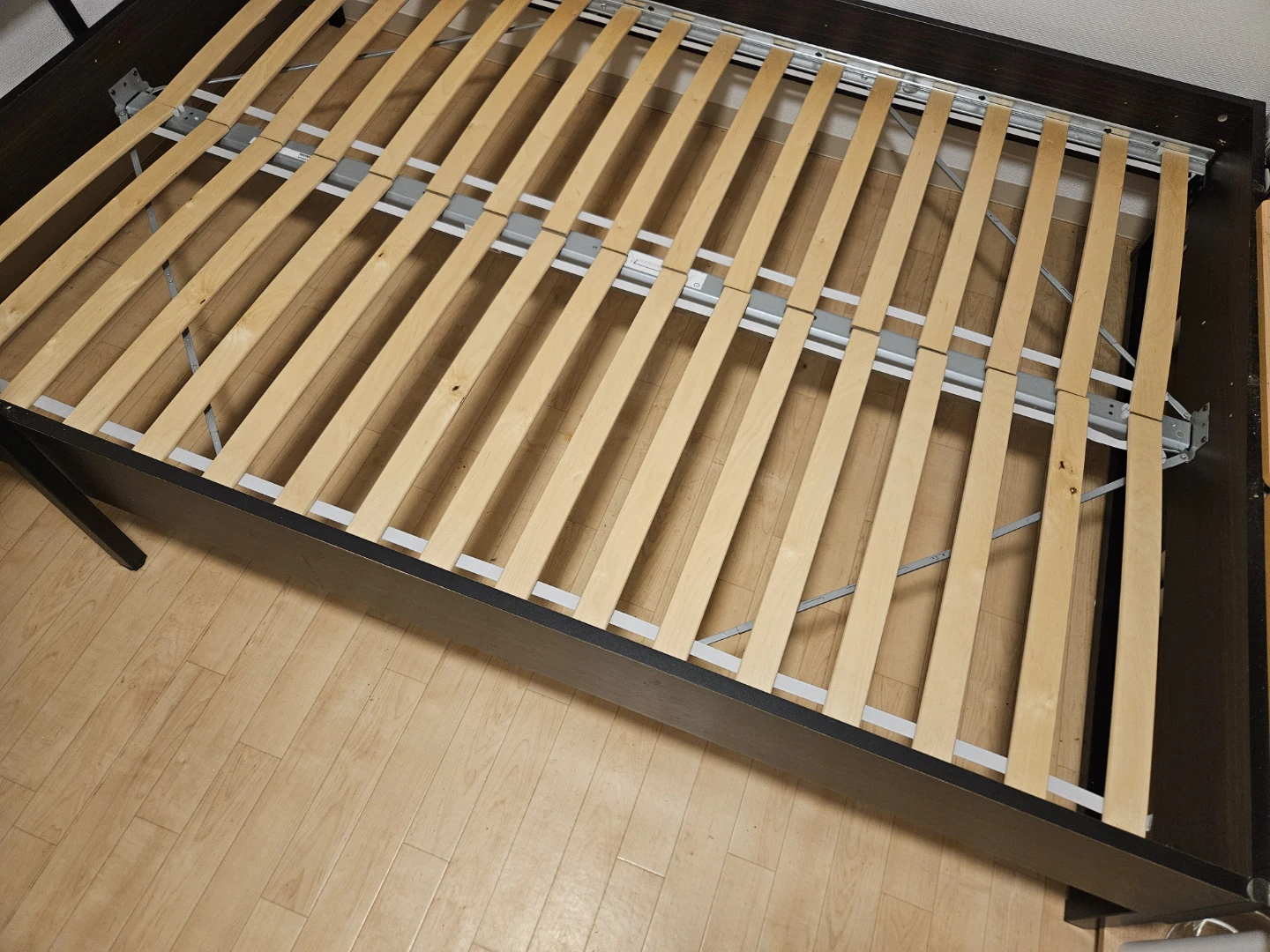 【引取限定】イケア IKEA Trysil ダブルベッドフレーム ダークブラウンの写真3枚目