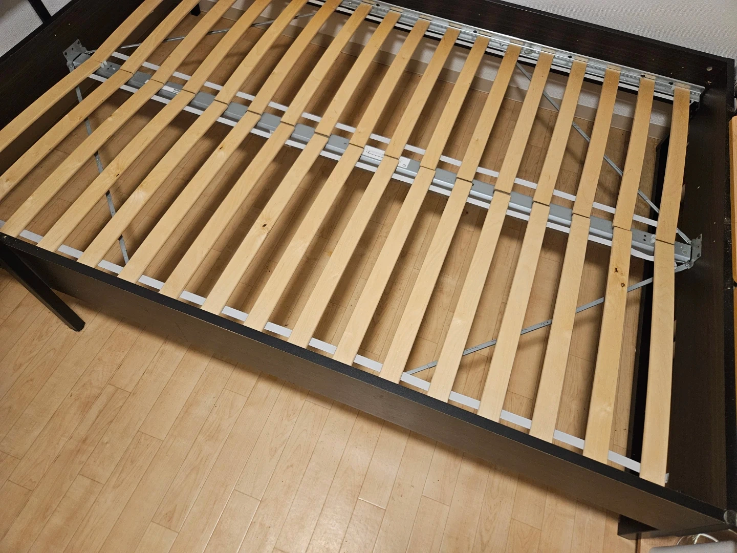 【引取限定】イケア IKEA Trysil ダブルベッドフレーム ダークブラウンの写真3枚目