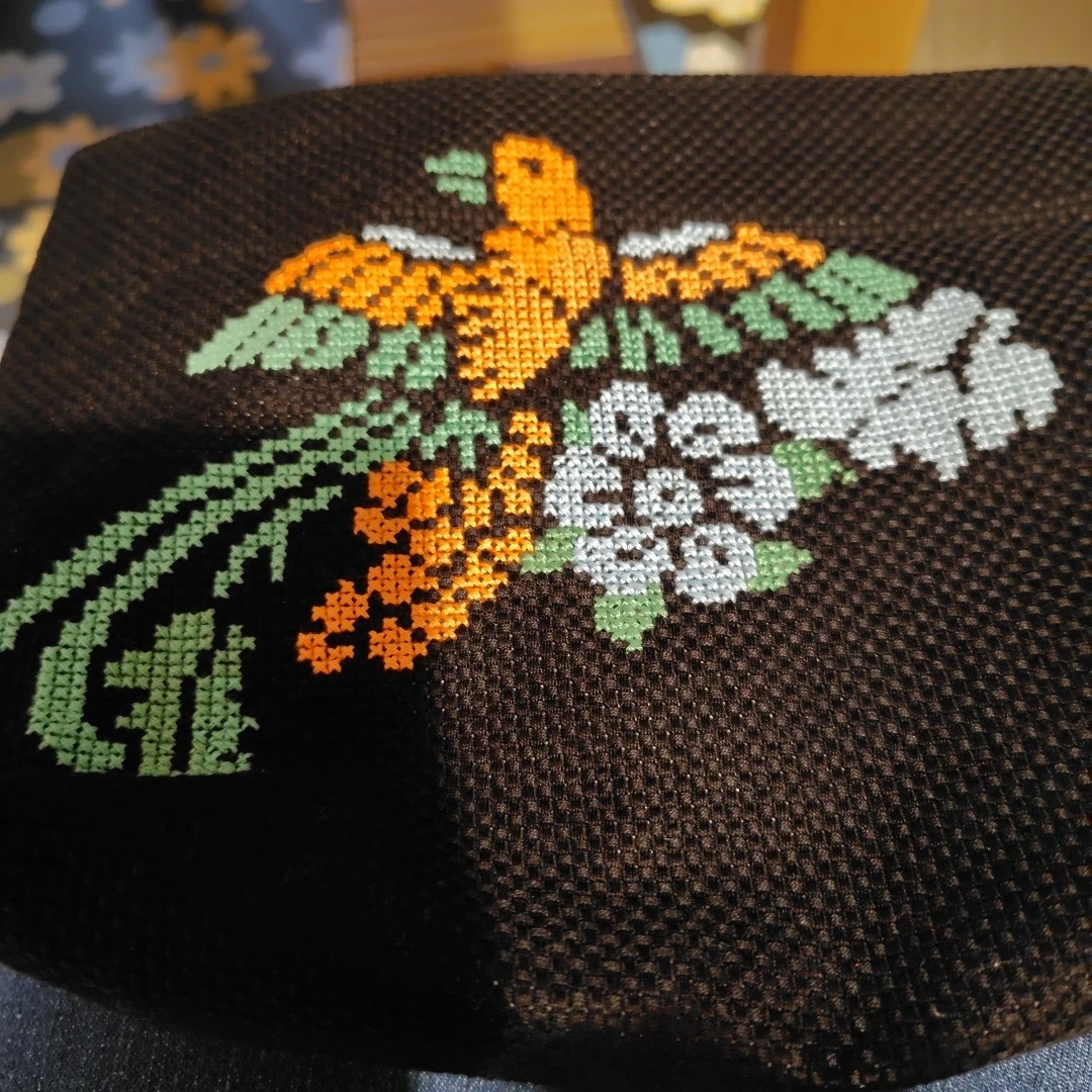 刺繍入り ブラック ポーチの写真2枚目