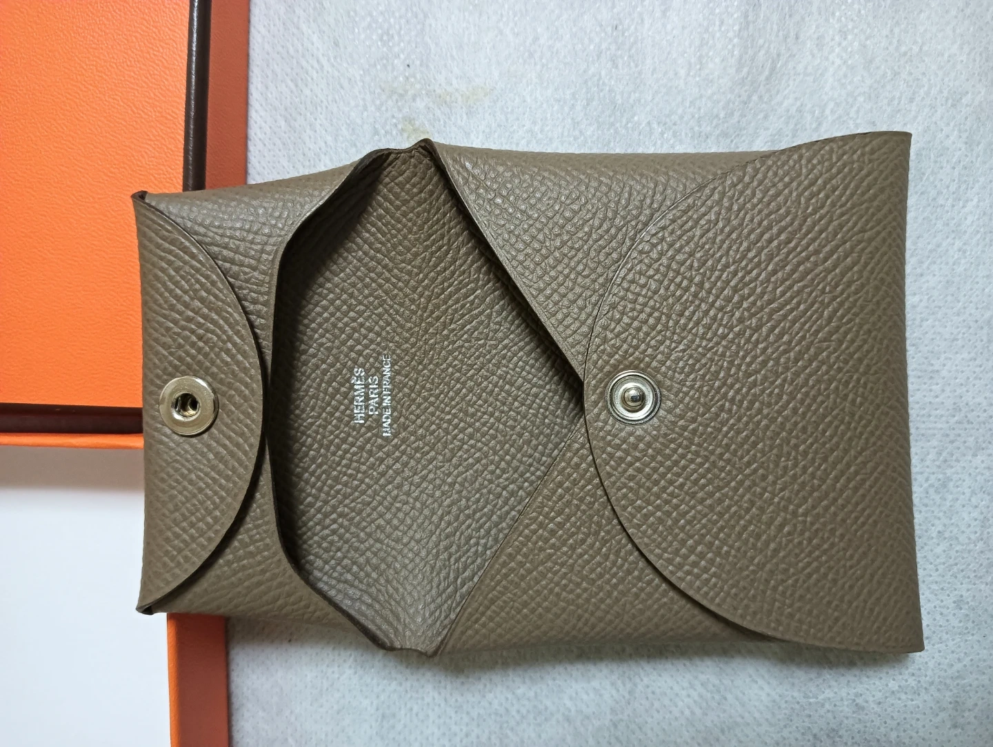 新品同様未使用。HERMES エルメス バスティア ヴォーエプソン エトゥープ コインケースの写真7枚目